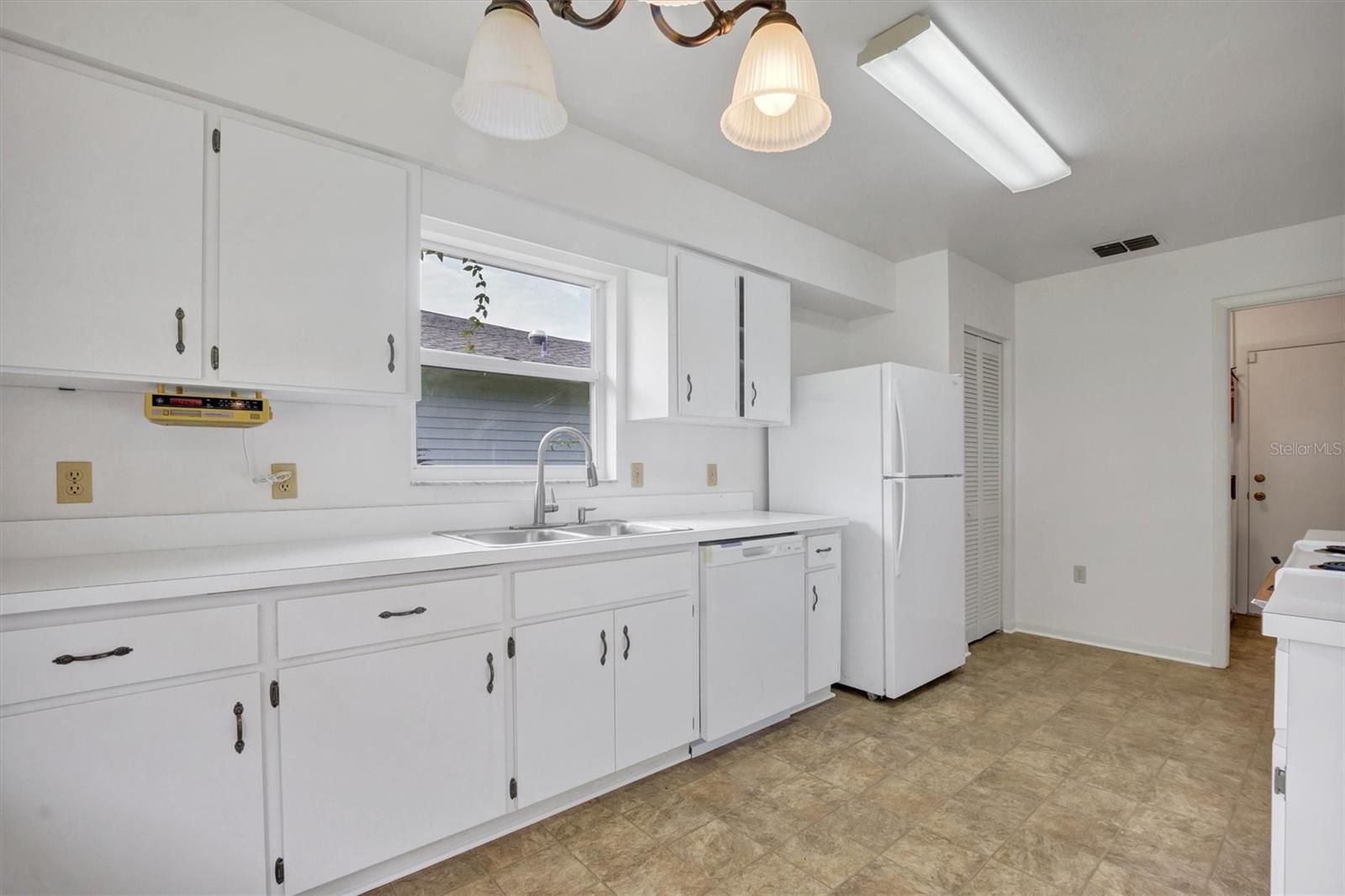 Image 19 of 28 For 4938 Colonnades Circle E