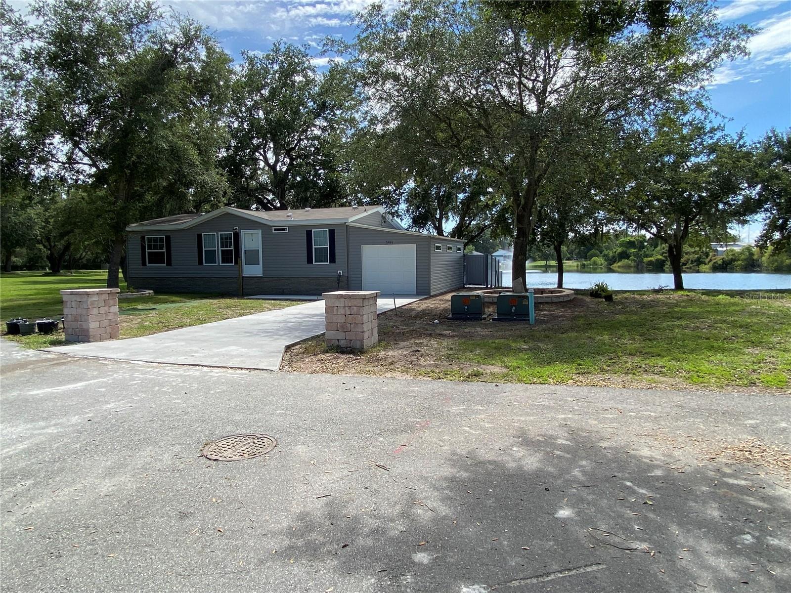 Image 20 of 24 For 2105 Bruce Street