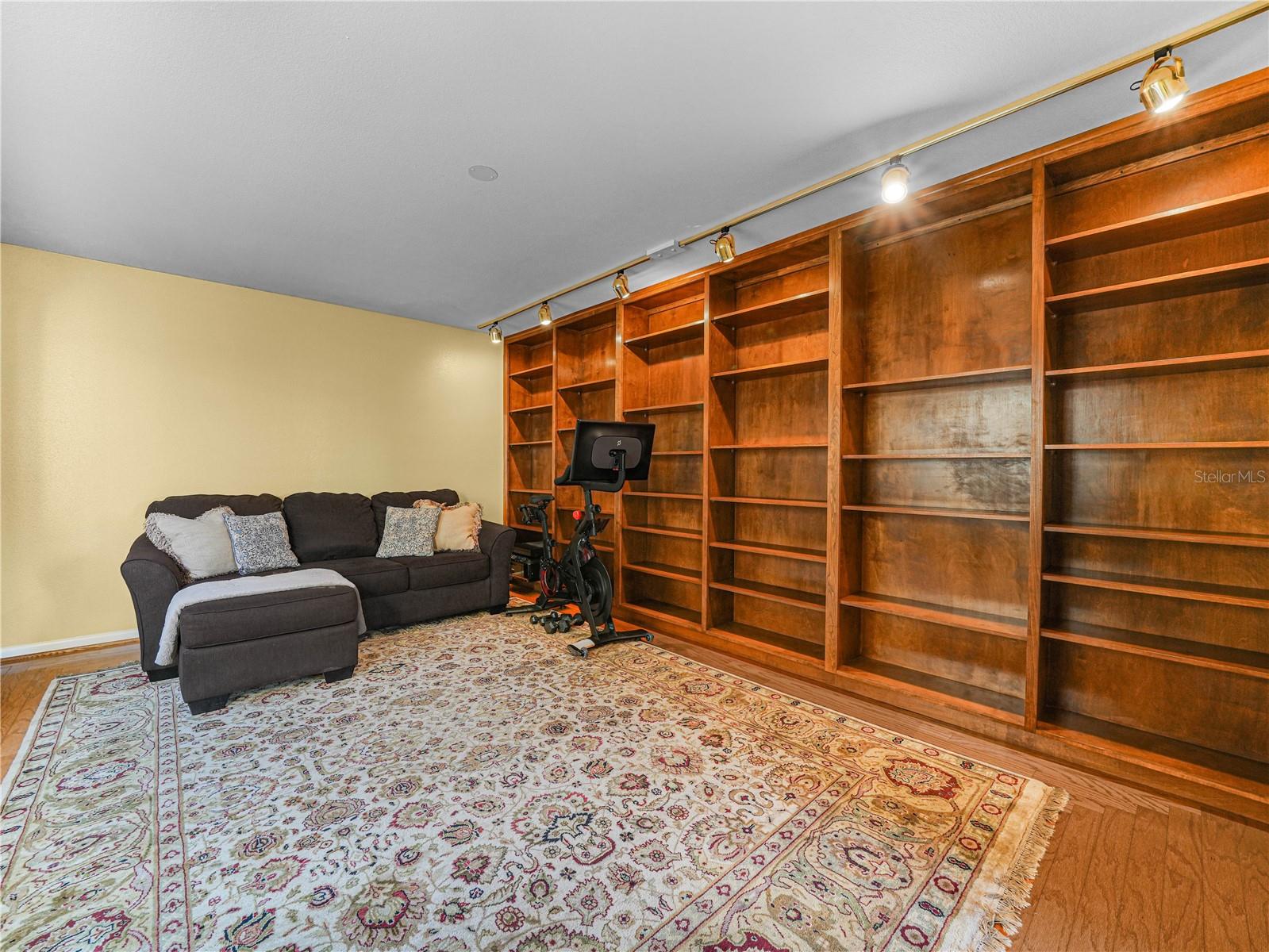 Image 2 of 45 For 3 Casa Loma Way 3