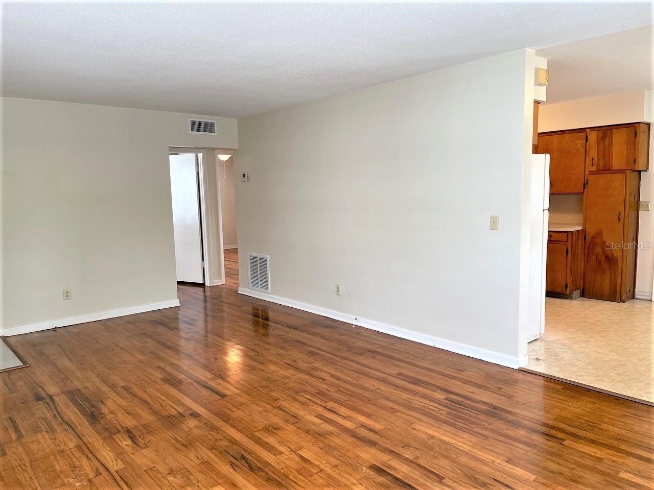 Image 10 of 37 For 310 Poinsettia Street