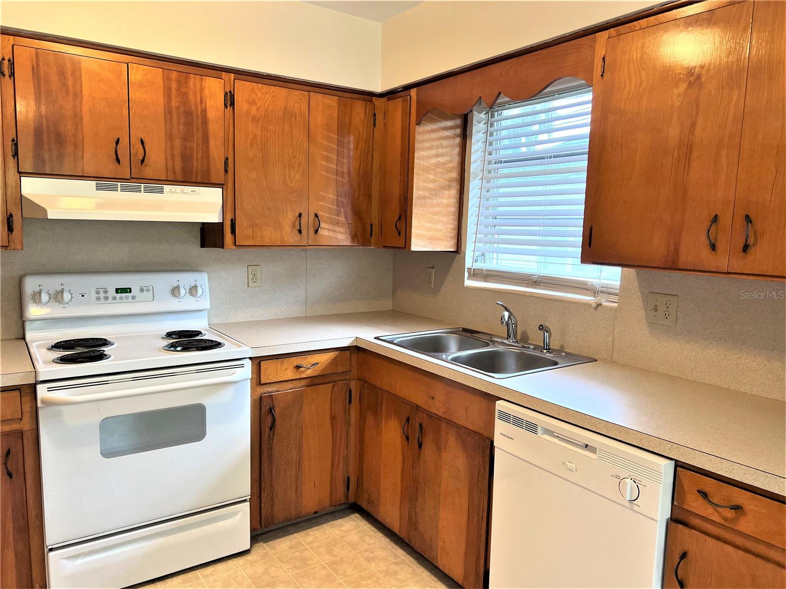 Image 12 of 37 For 310 Poinsettia Street