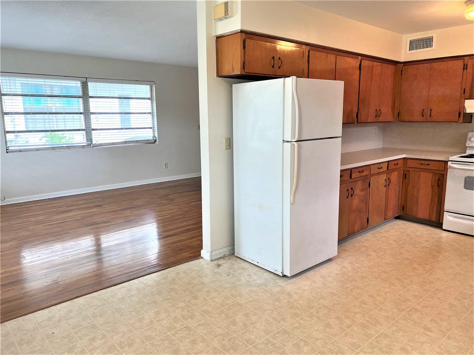 Image 16 of 37 For 310 Poinsettia Street