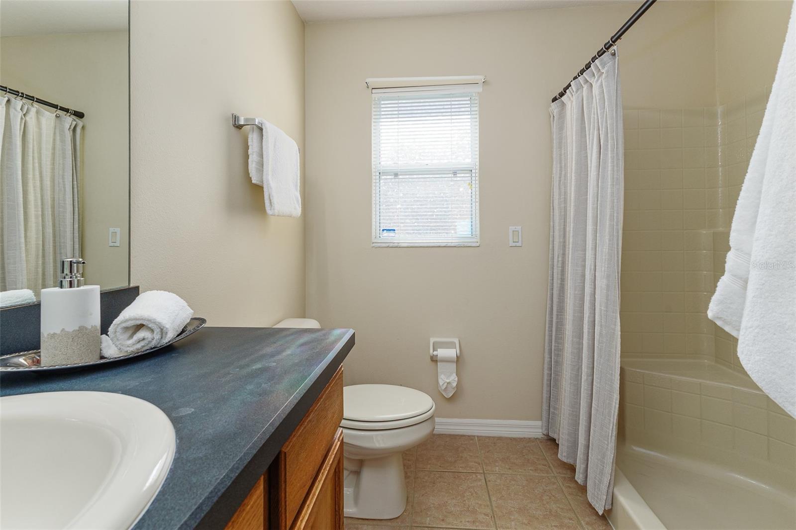 Image 17 of 43 For 348 Robin Road