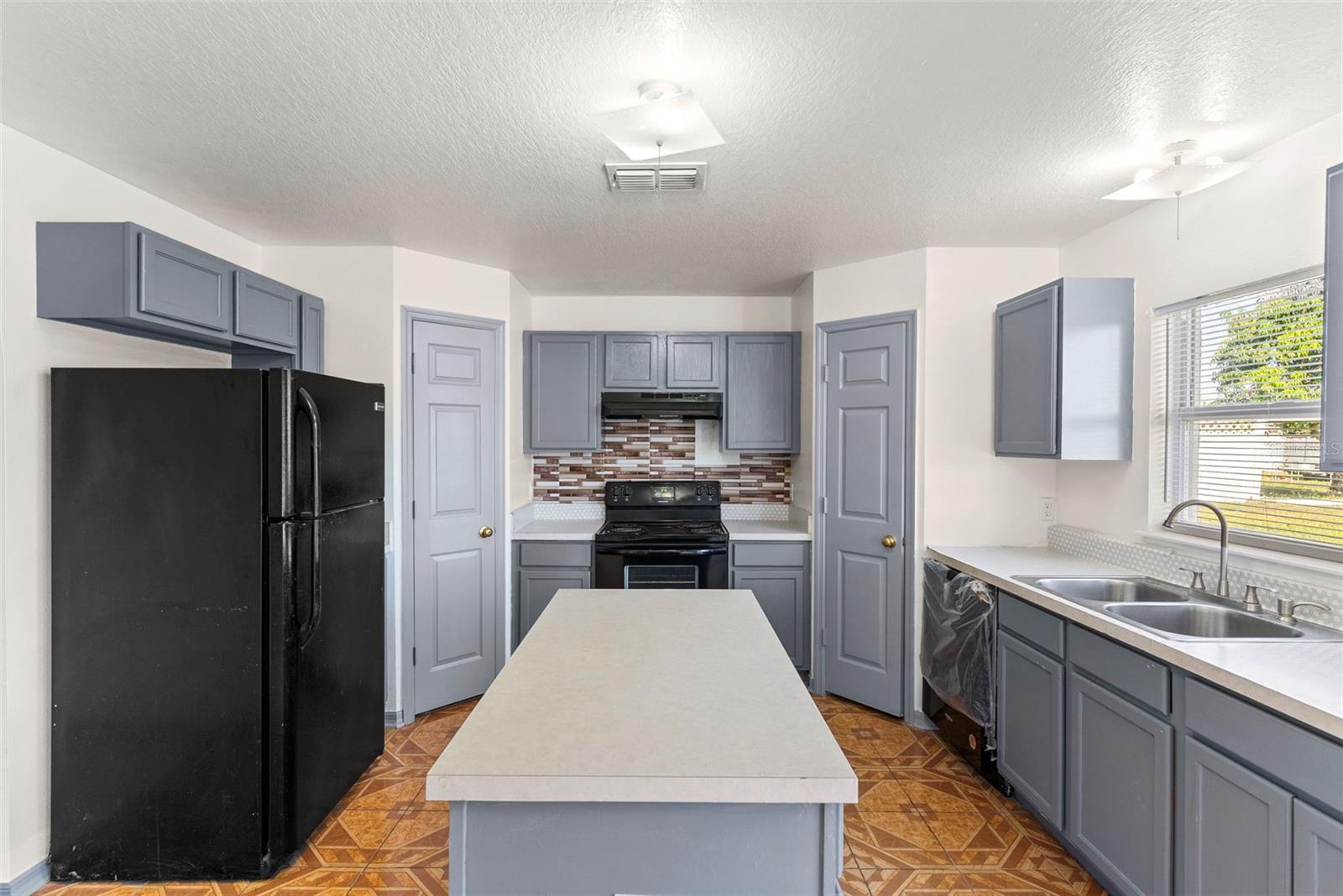 Image 16 of 37 For 125 Vista View Avenue