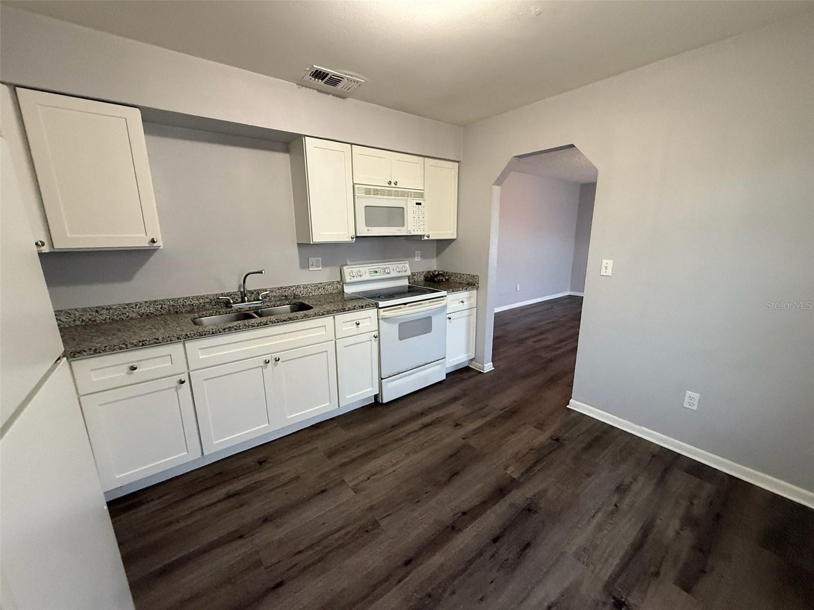 Image 9 of 27 For 1039 Brunnell Parkway 1041