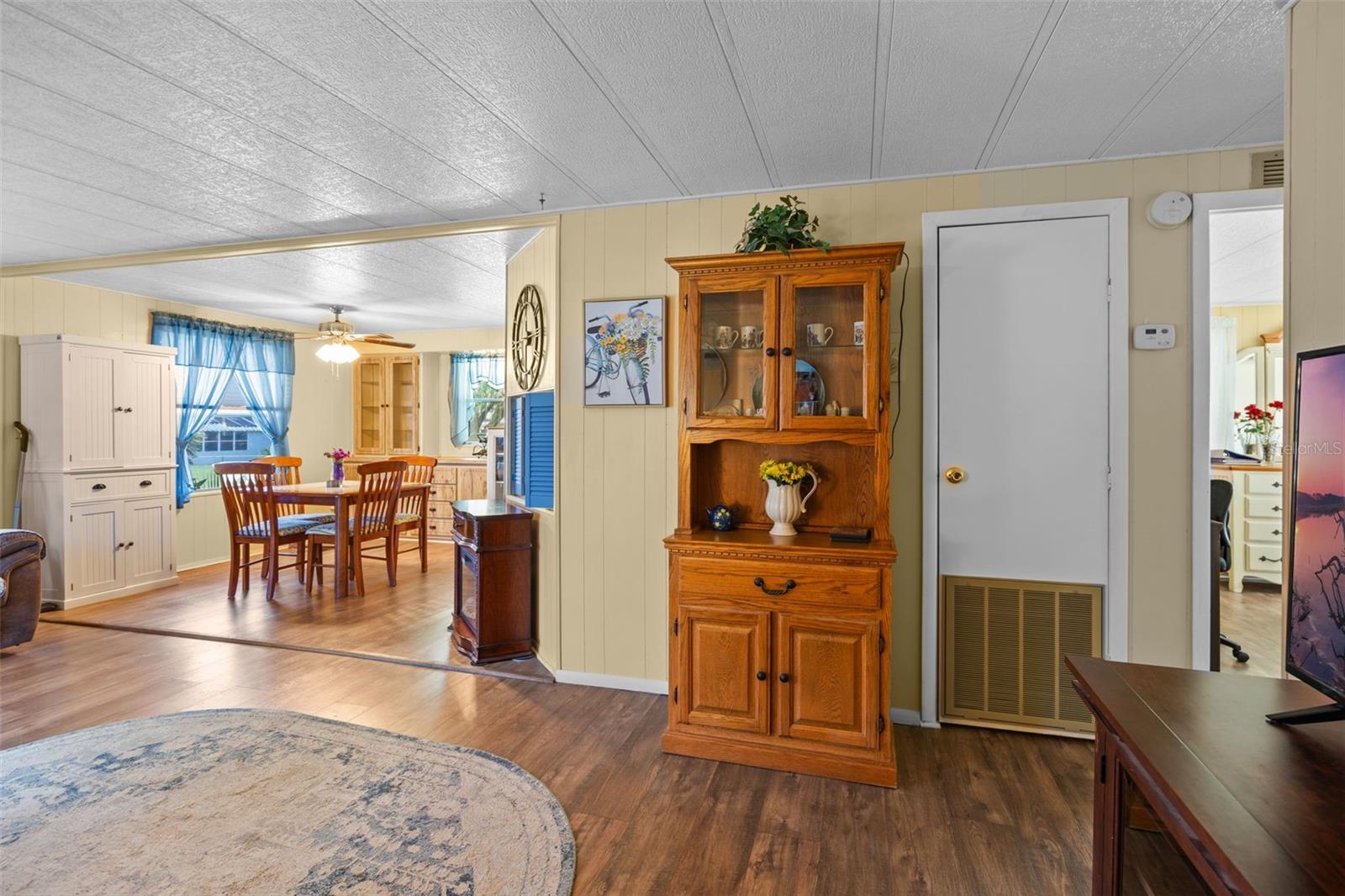 Image 4 of 35 For 5529 Golden Gate Boulevard