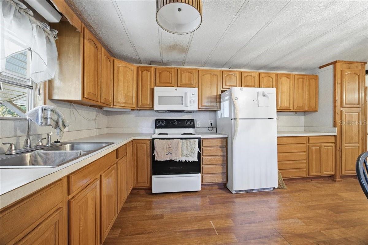 Image 14 of 37 For 10513 Lynnwood Avenue