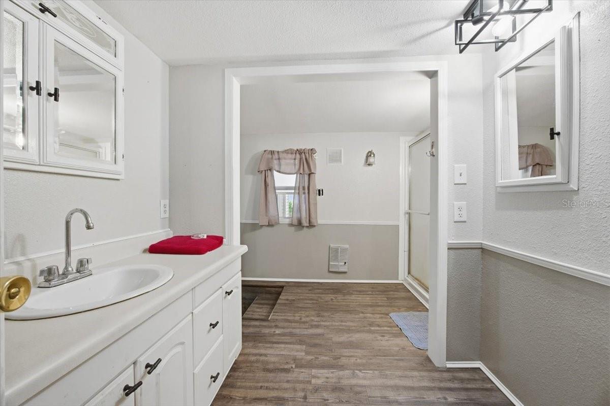 Image 17 of 37 For 10513 Lynnwood Avenue