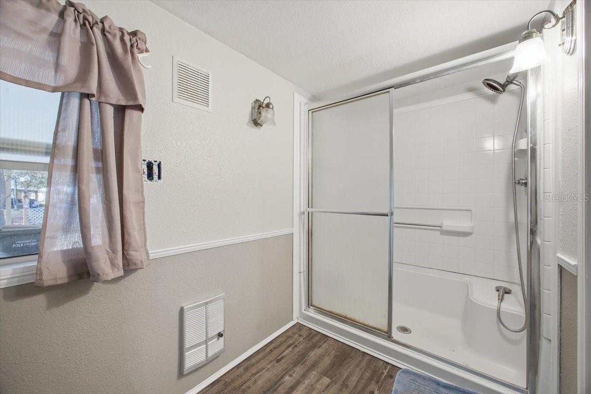 Image 18 of 37 For 10513 Lynnwood Avenue