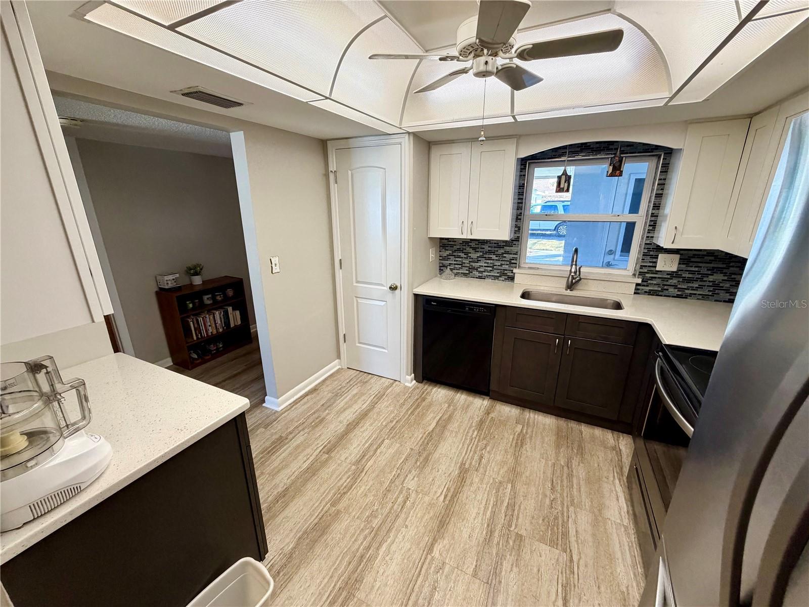 Image 19 of 34 For 515 Cameo Drive