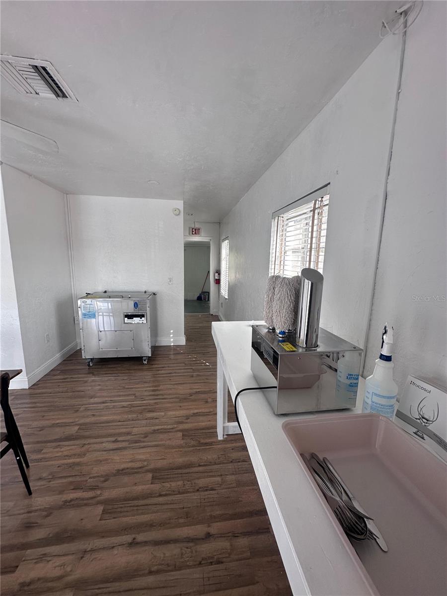 Image 4 of 9 For 3000 Kenilworth Boulevard