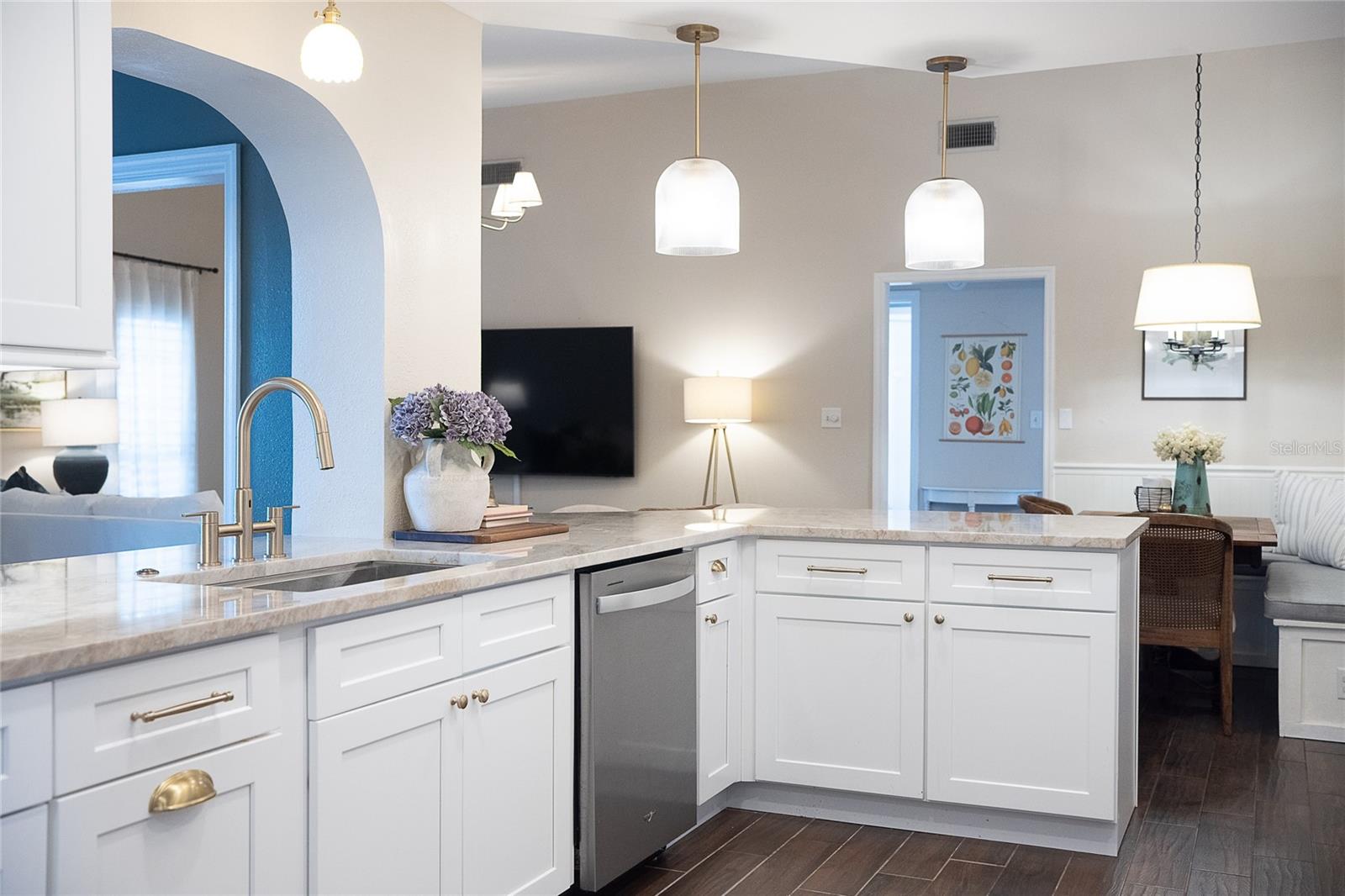 Image 19 of 52 For 1484 Shorewood Court