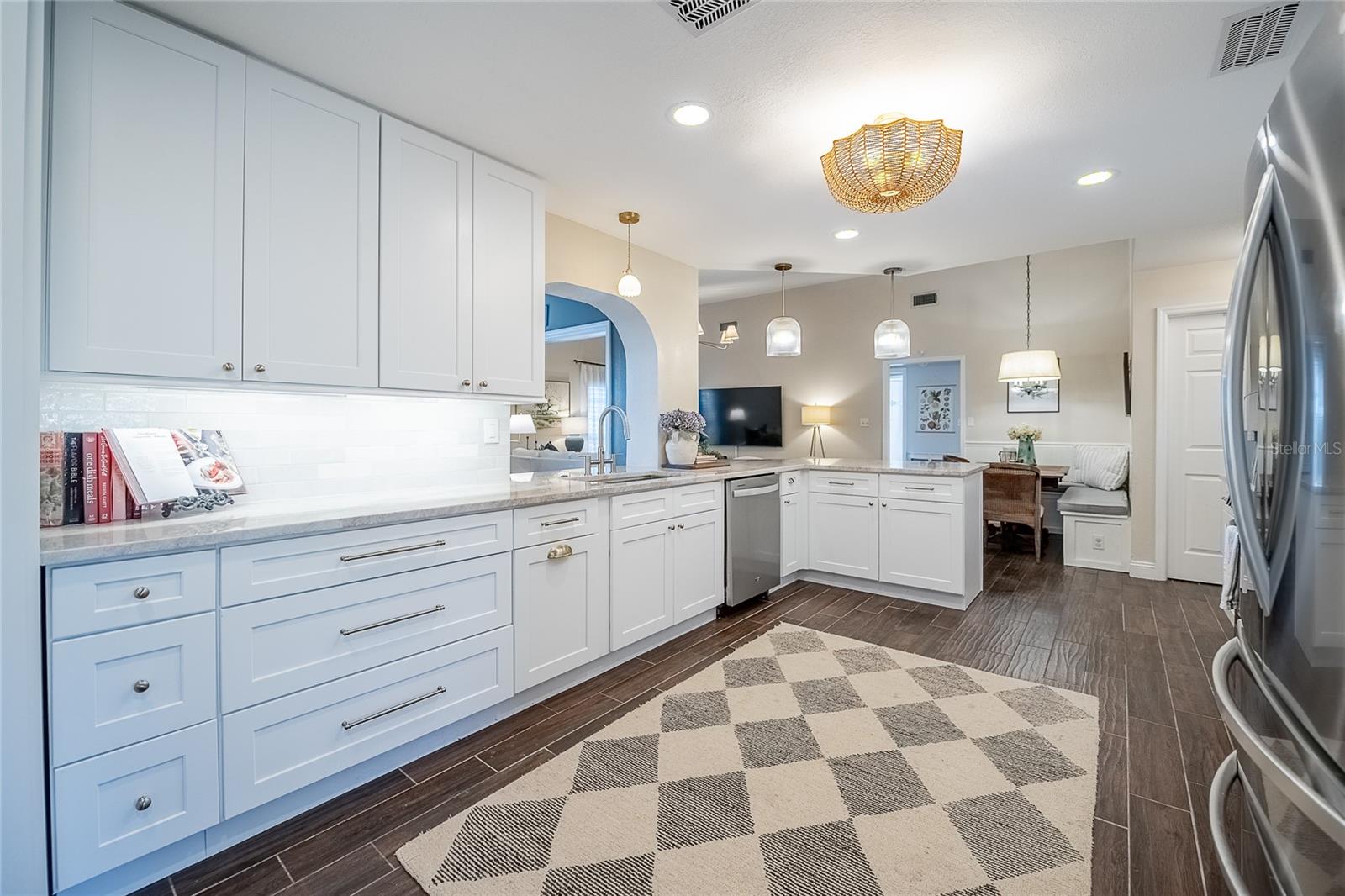 Image 21 of 52 For 1484 Shorewood Court