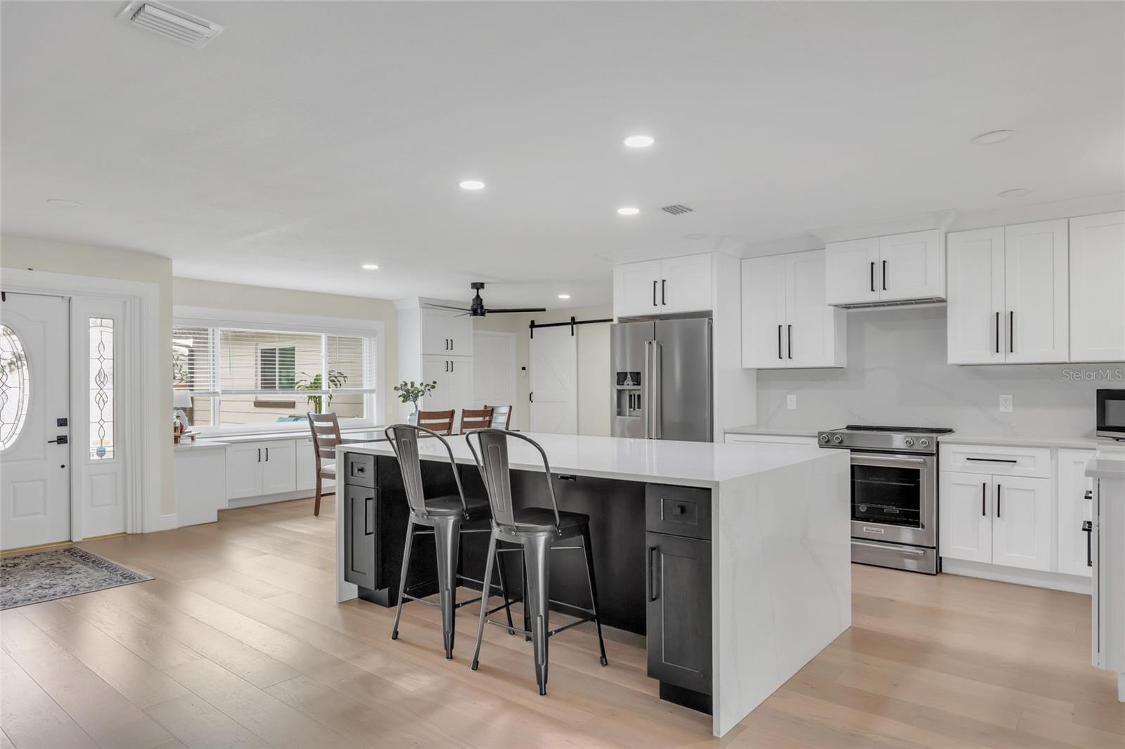 Listing photo id 8 for 1917 Hewett Lane