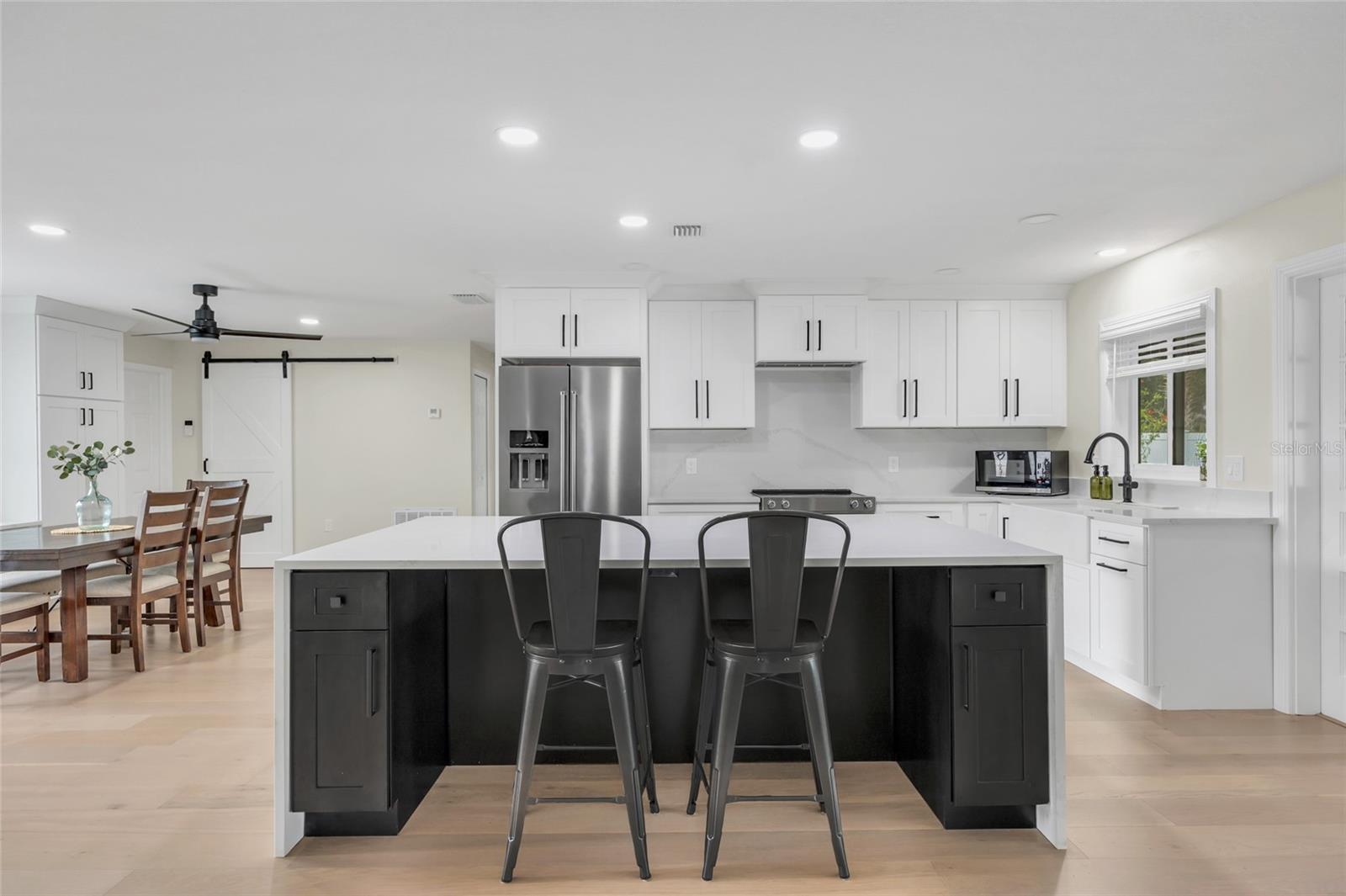 Listing photo id 9 for 1917 Hewett Lane