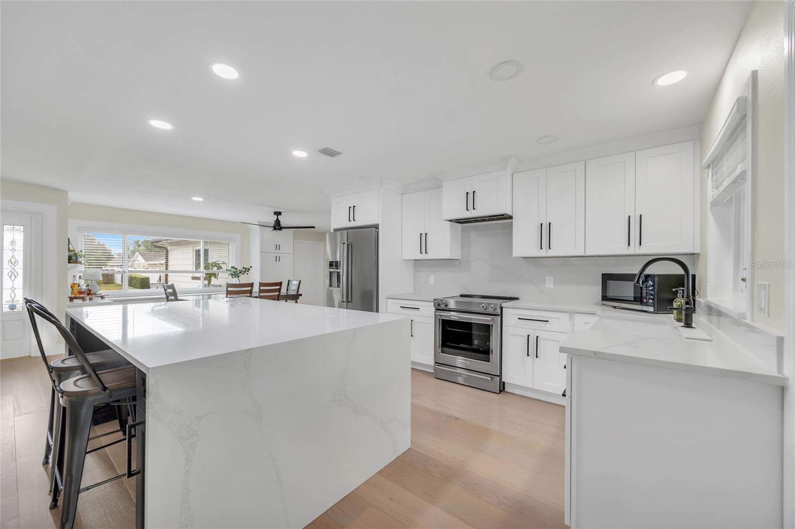 Listing photo id 11 for 1917 Hewett Lane