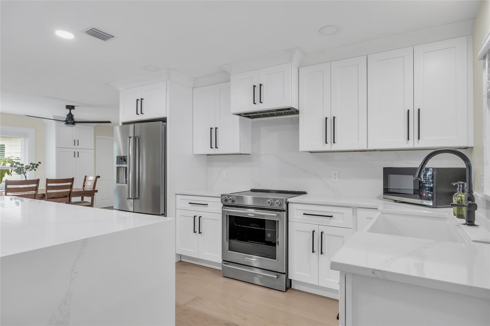 Listing photo id 12 for 1917 Hewett Lane