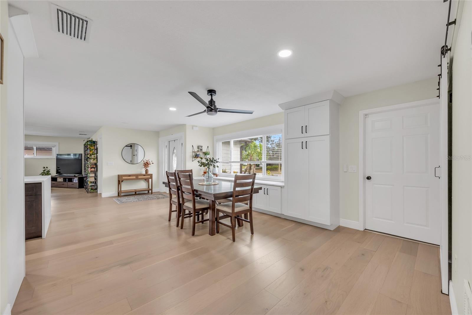 Listing photo id 15 for 1917 Hewett Lane