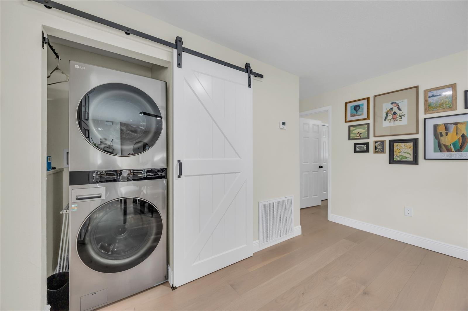 Listing photo id 17 for 1917 Hewett Lane