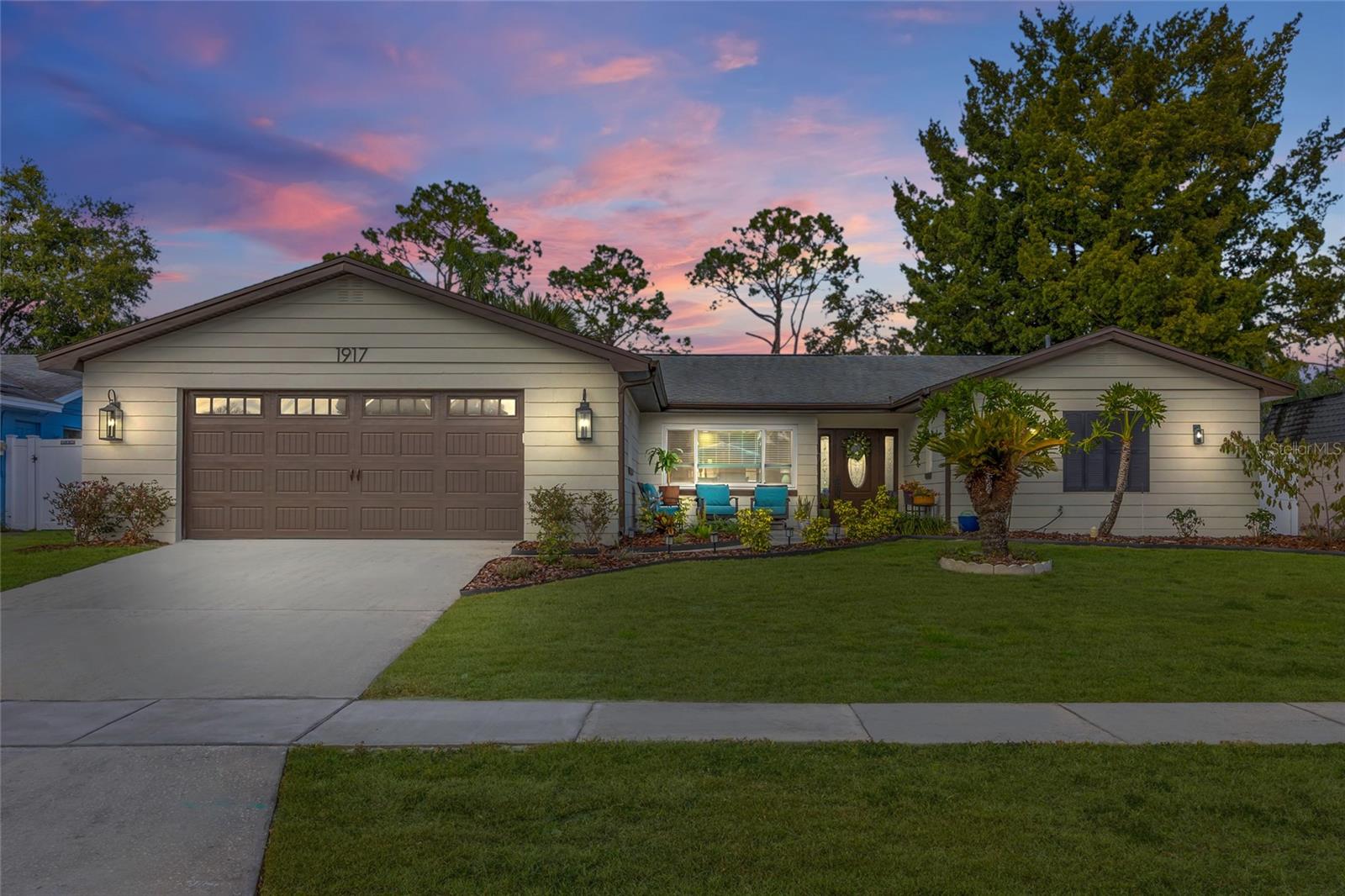 Listing photo id 0 for 1917 Hewett Lane