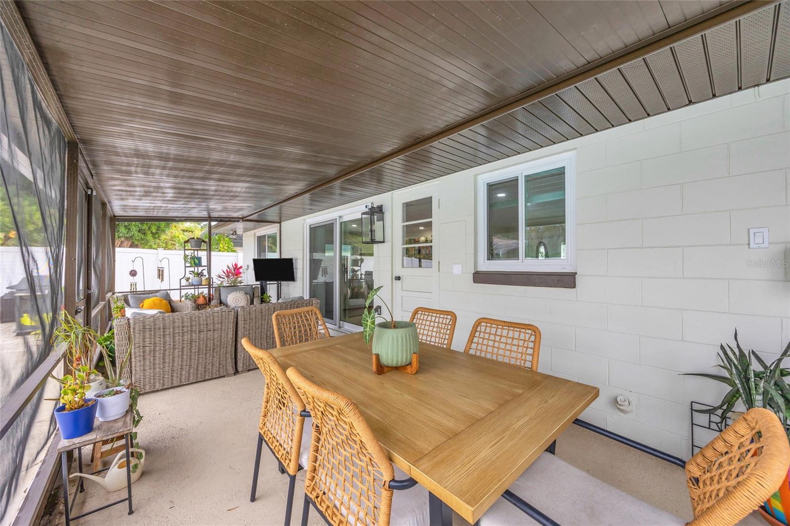 Listing photo id 37 for 1917 Hewett Lane