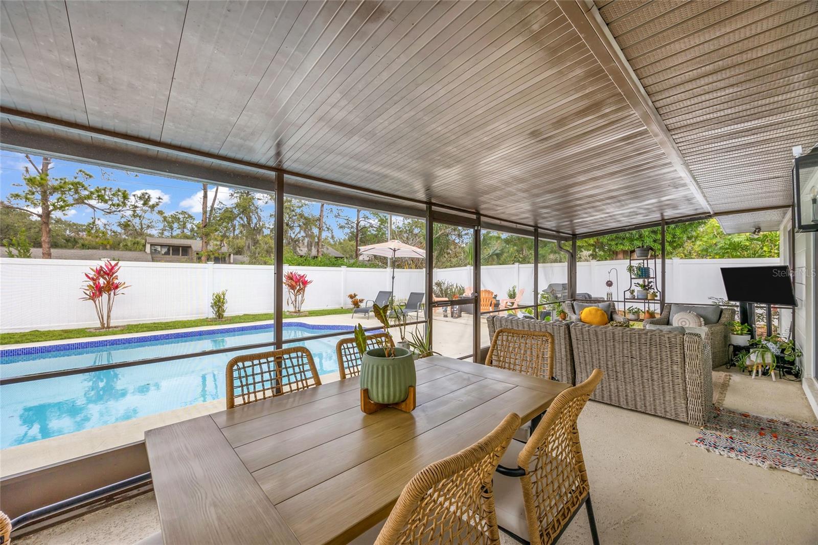 Listing photo id 38 for 1917 Hewett Lane