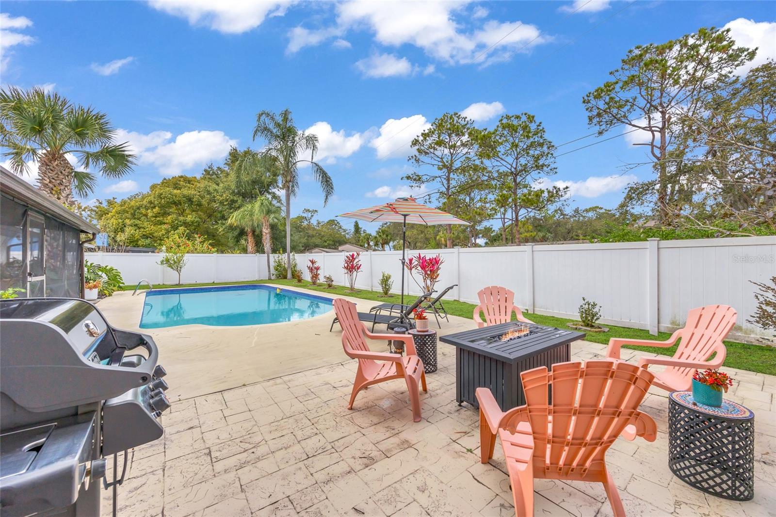 Listing photo id 43 for 1917 Hewett Lane