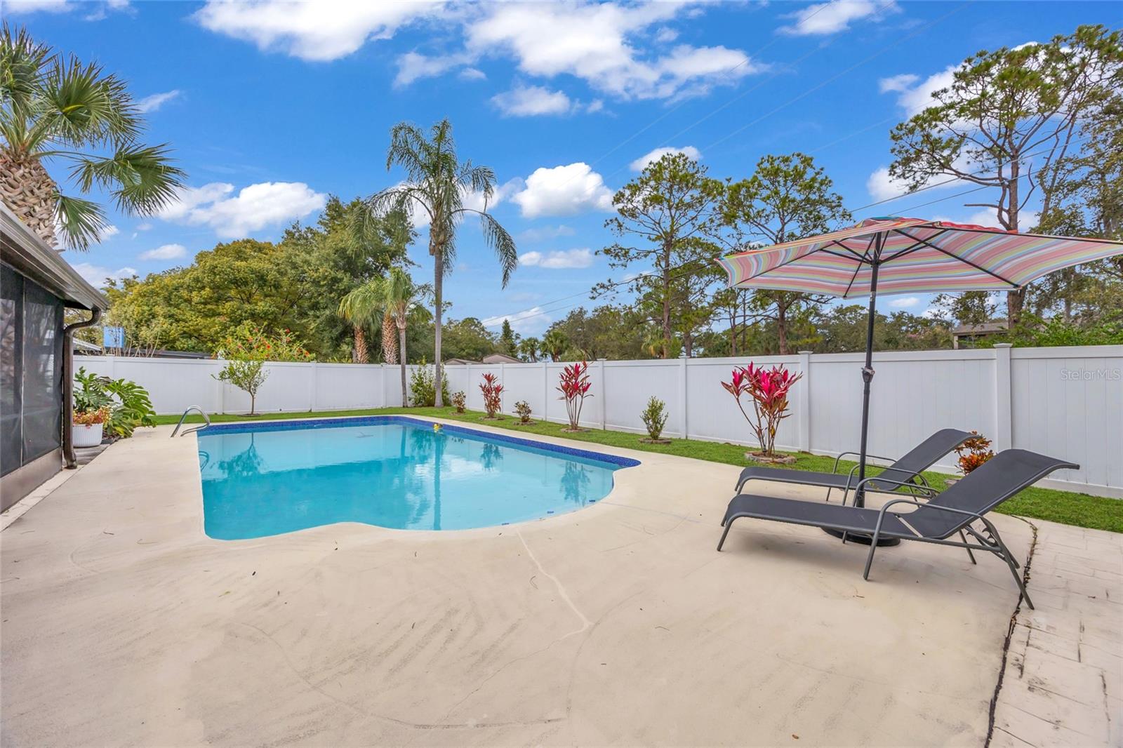 Listing photo id 44 for 1917 Hewett Lane