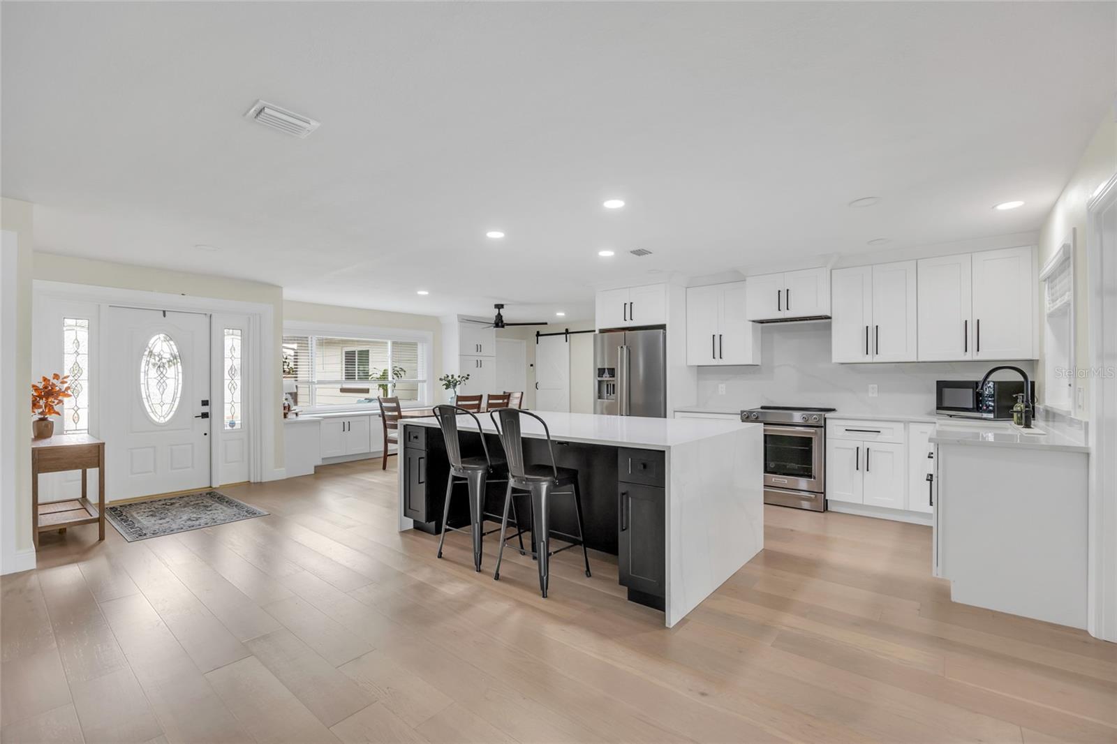 Listing photo id 7 for 1917 Hewett Lane