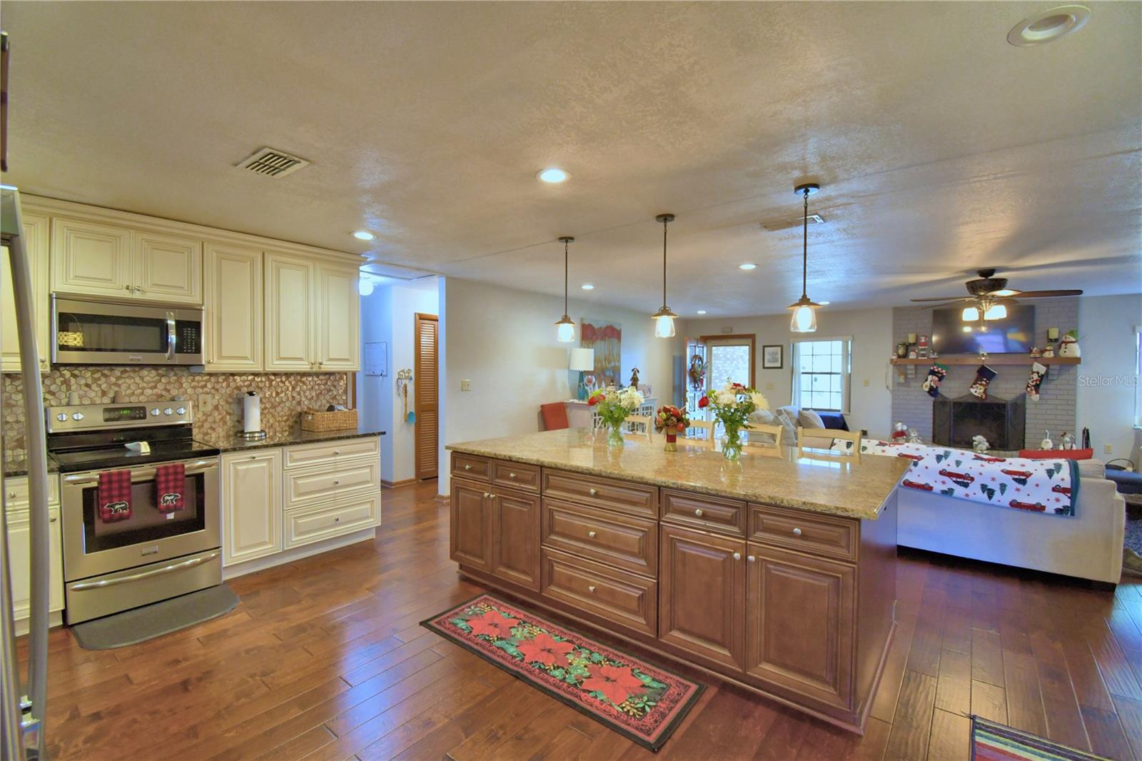 Image 14 of 57 For 236 Pinellas Street