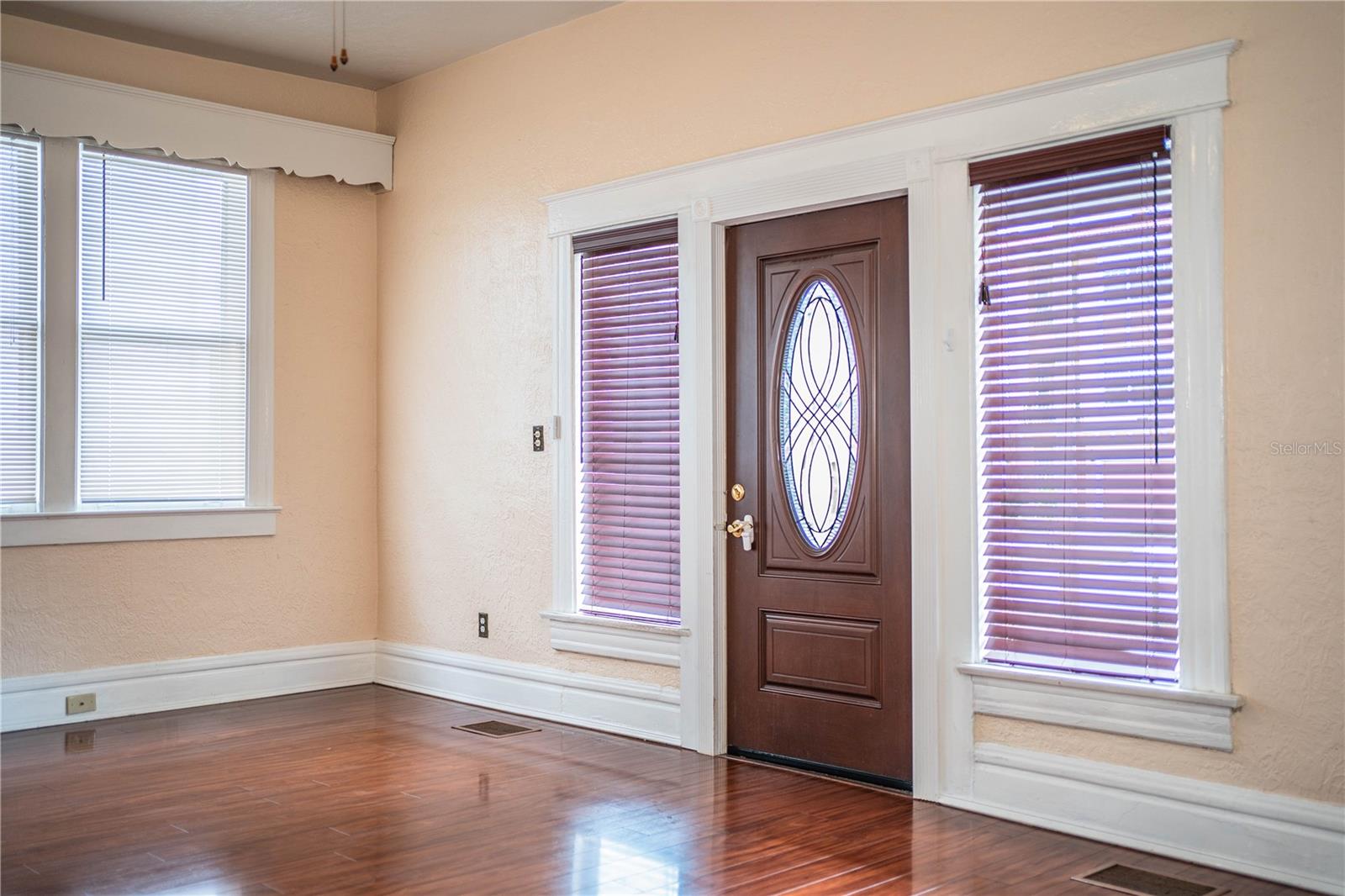 Listing photo id 11 for 1919 North A Street