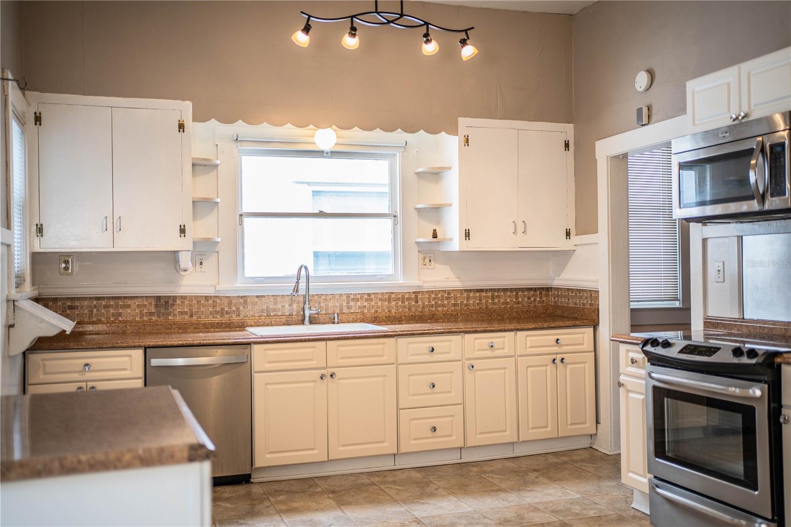 Listing photo id 7 for 1919 North A Street