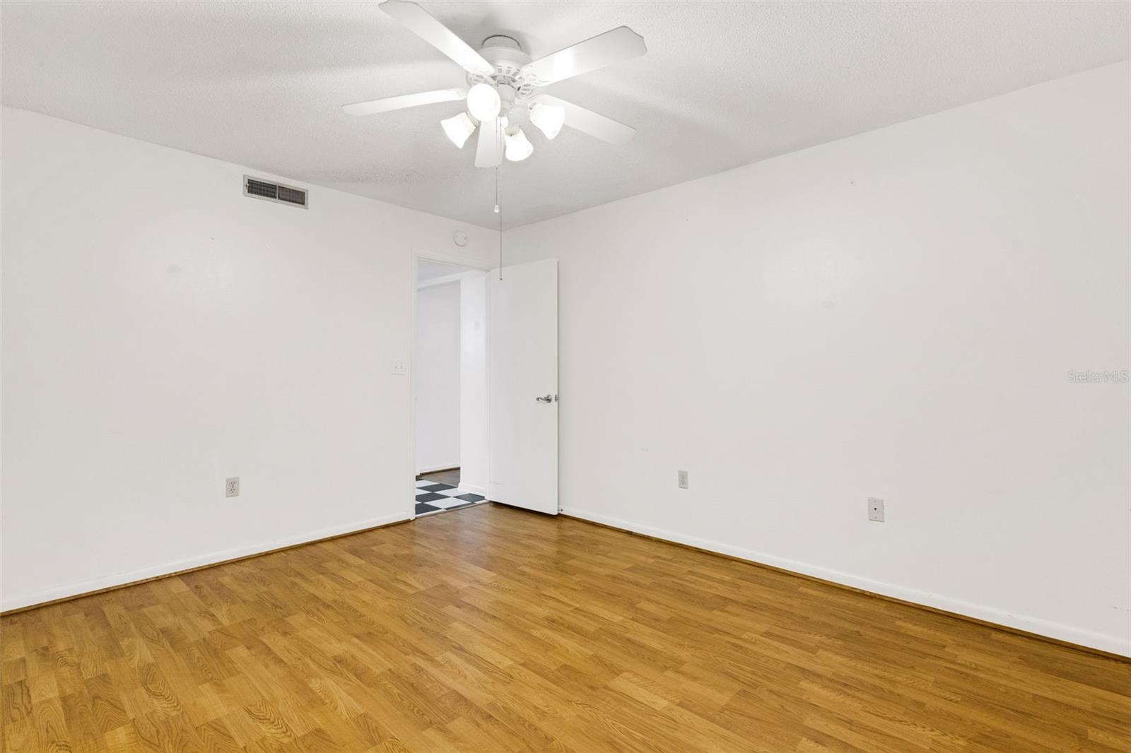 Image 23 of 35 For 512 Cameo Drive