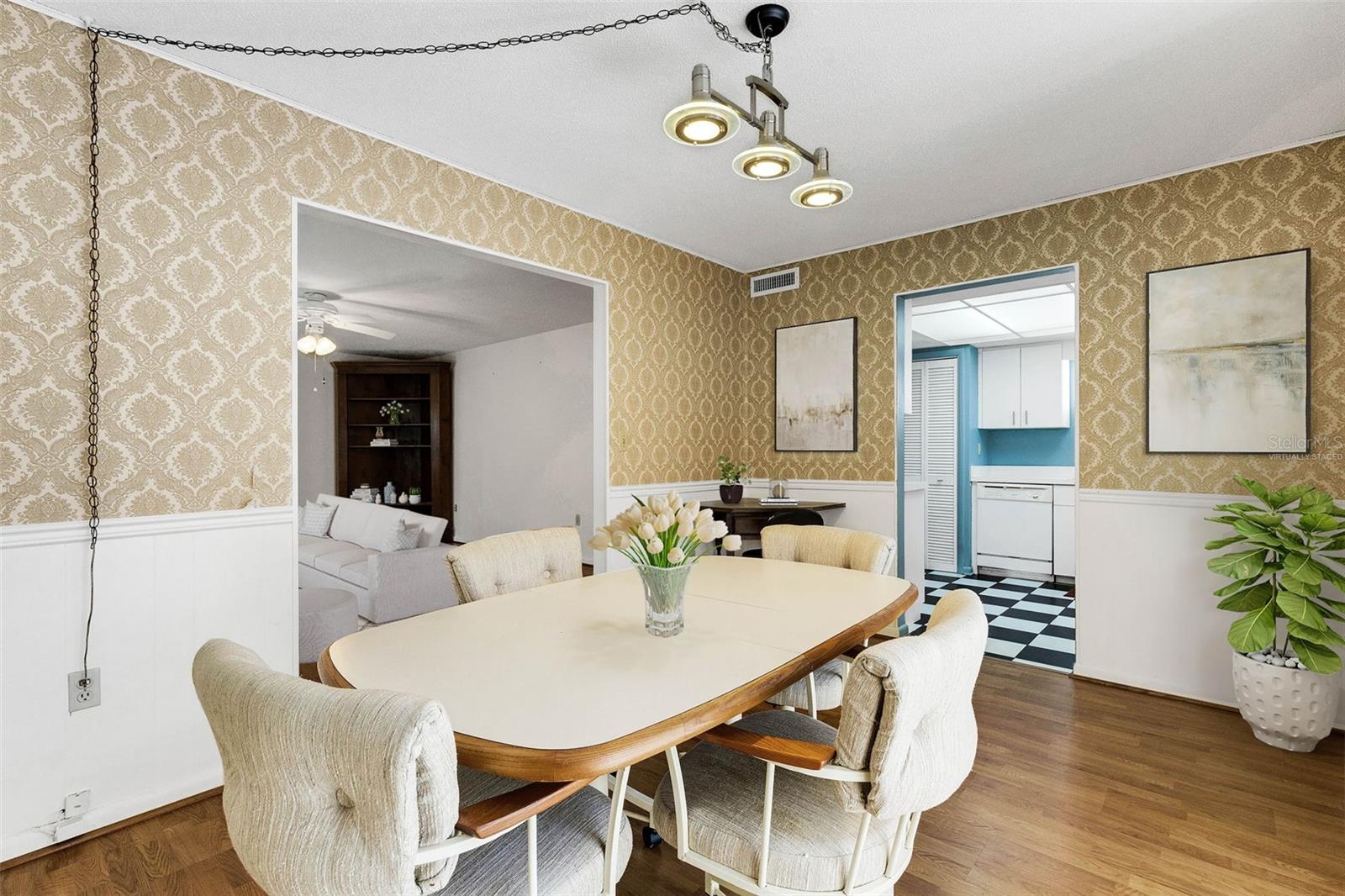 Image 3 of 35 For 512 Cameo Drive