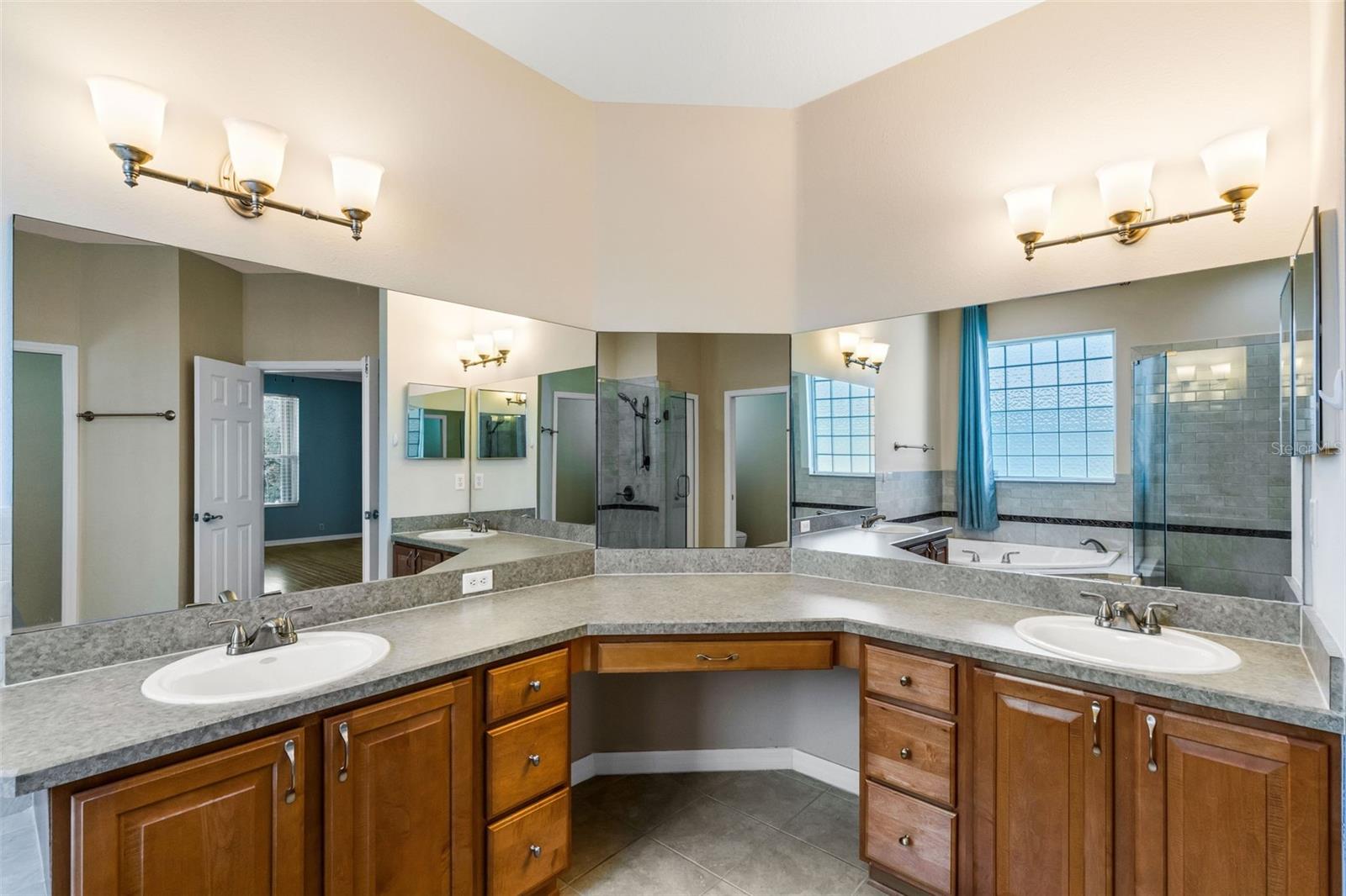 Image 35 of 59 For 3906 Whistlewood Circle