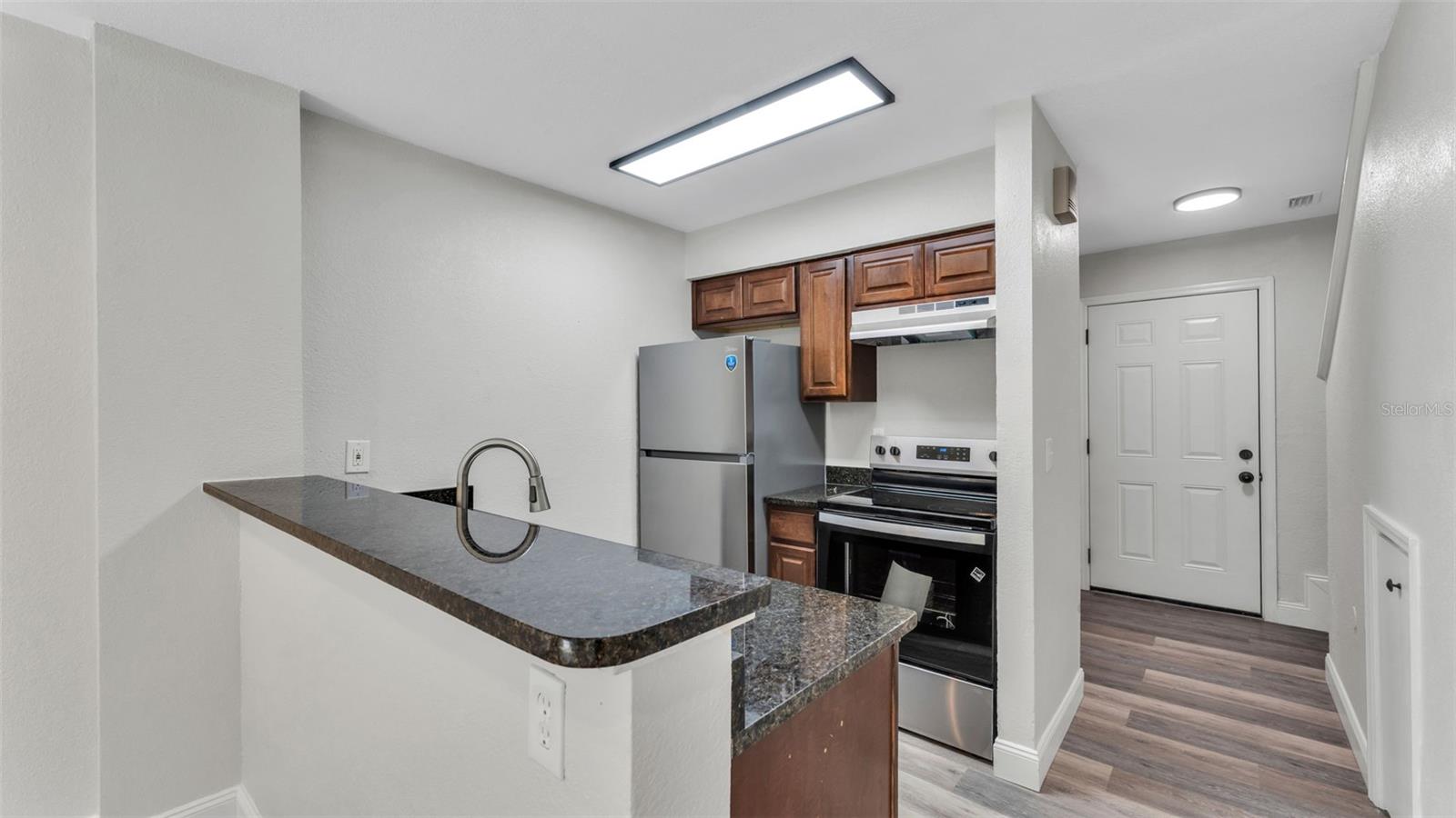 Image 11 of 12 For 1100 Lowry Avenue 38