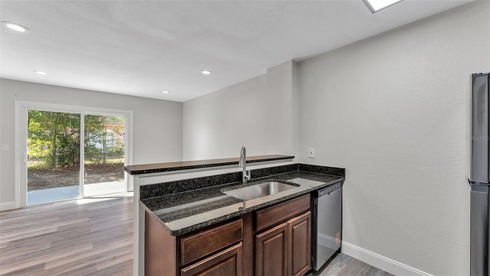 Image 5 of 12 For 1100 Lowry Avenue 38