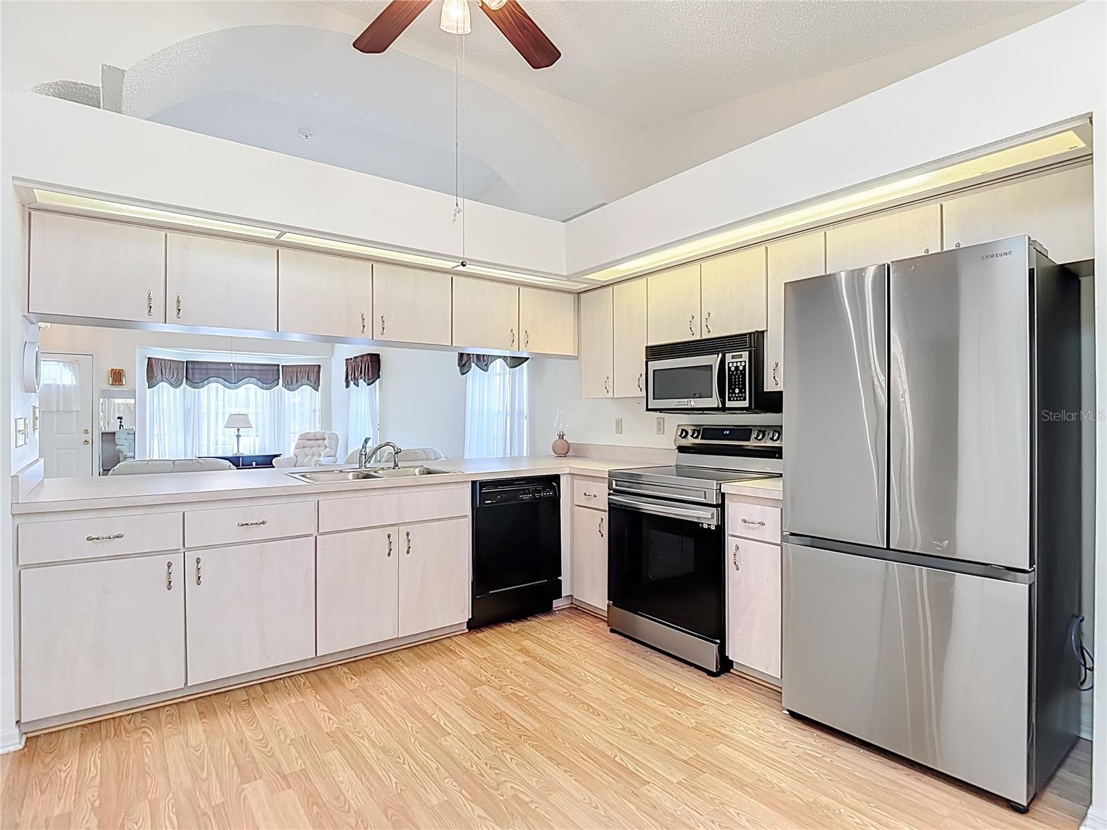 Image 12 of 58 For 38460 Cottonwood Place 38460