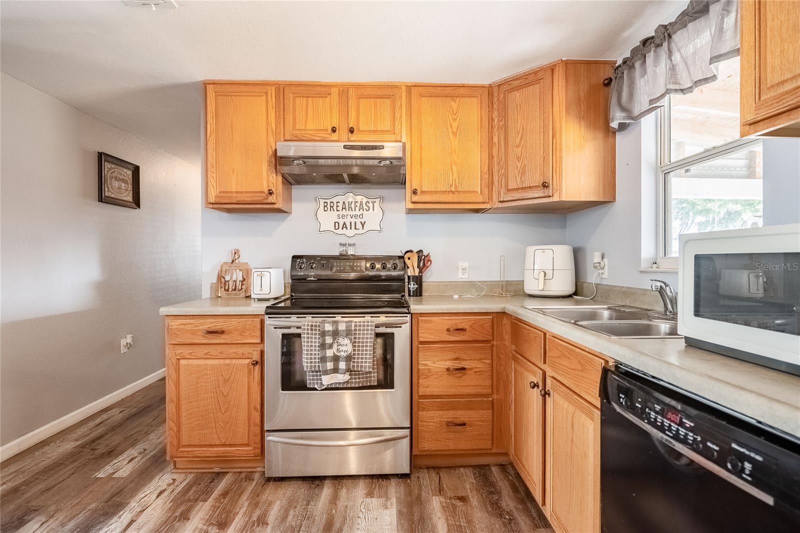 Image 8 of 38 For 729 Lake Avenue