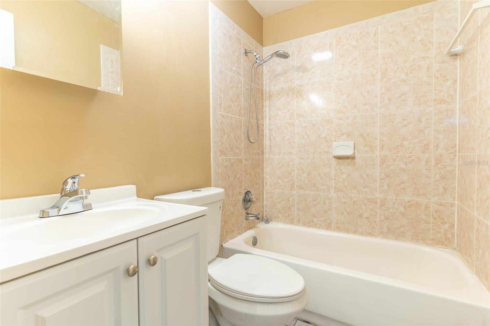 Image 7 of 13 For 140 Avenue W Nw 2