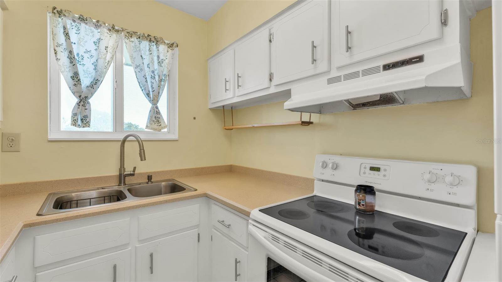 Image 15 of 26 For 1600 Lake Parker Drive C8