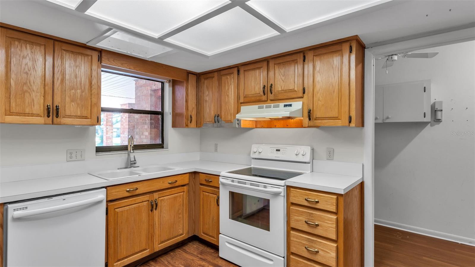 Image 11 of 38 For 487 Lake Carolyn Circle