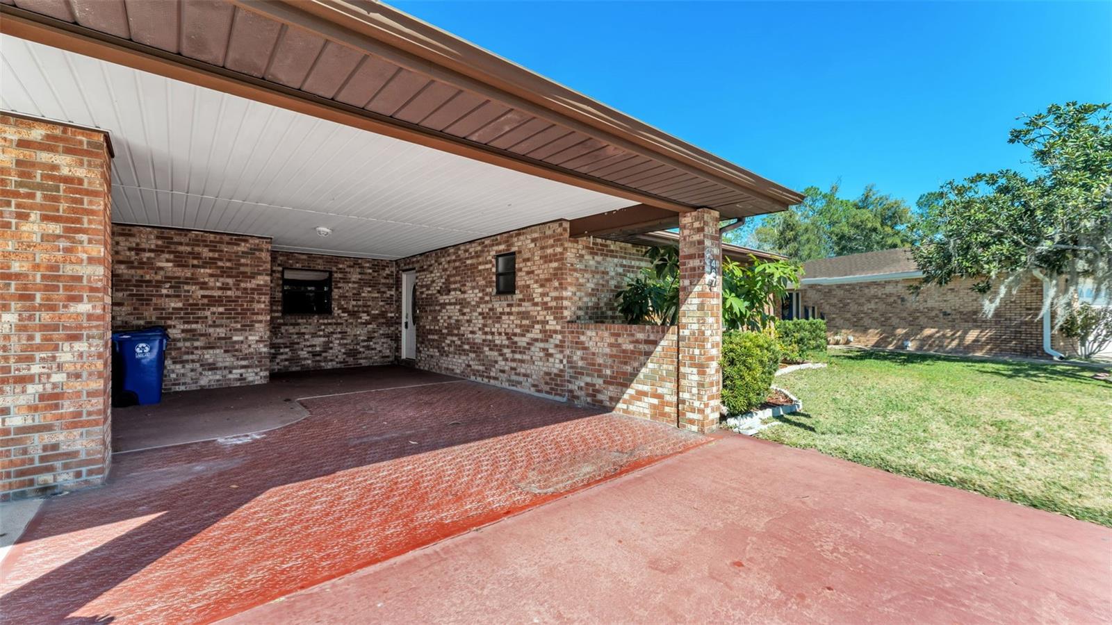 Image 3 of 38 For 487 Lake Carolyn Circle