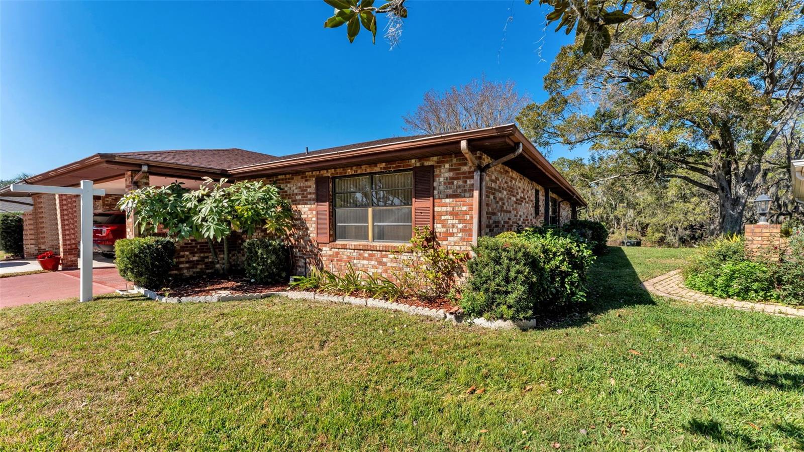 Image 31 of 38 For 487 Lake Carolyn Circle