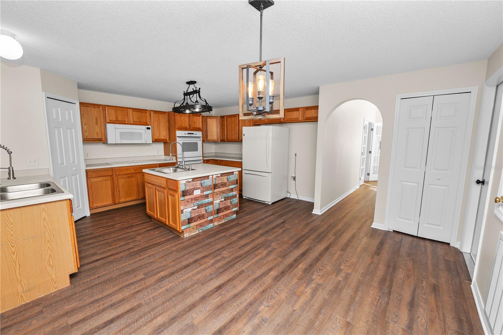 Listing photo id 8 for 3679 Wellington Lane