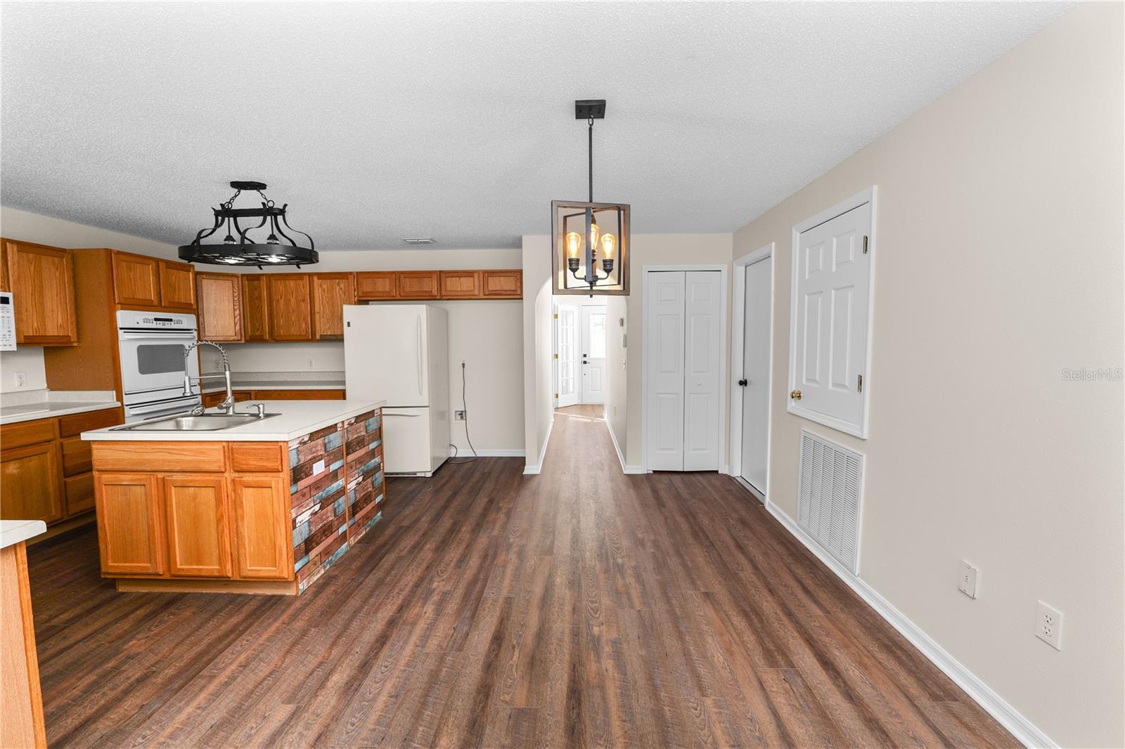 Listing photo id 9 for 3679 Wellington Lane