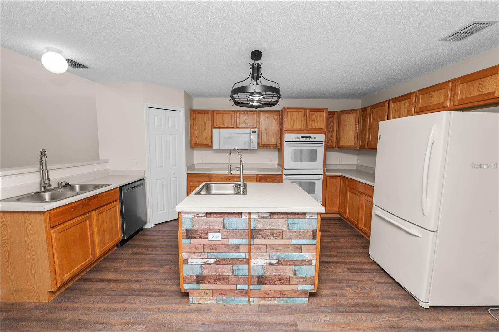 Listing photo id 10 for 3679 Wellington Lane