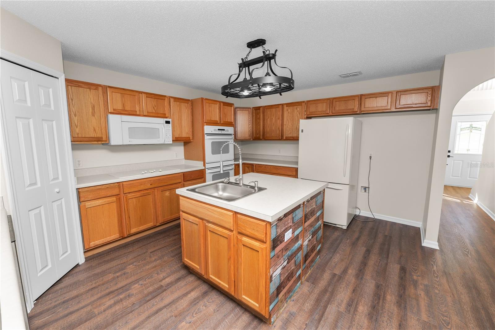 Listing photo id 11 for 3679 Wellington Lane