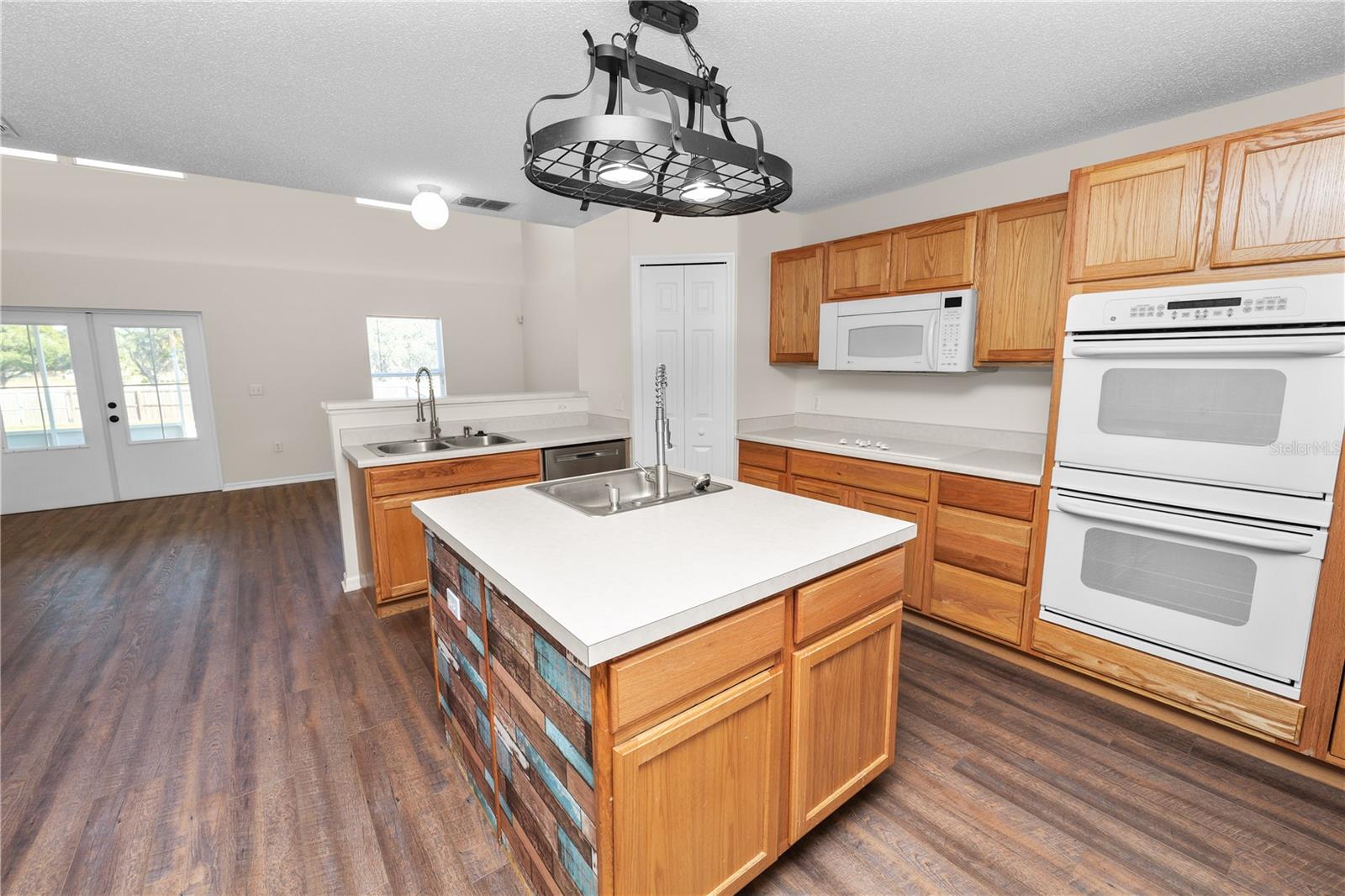 Listing photo id 12 for 3679 Wellington Lane