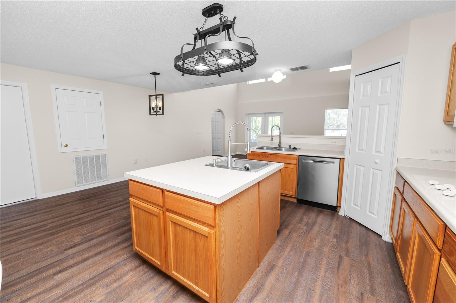 Listing photo id 13 for 3679 Wellington Lane